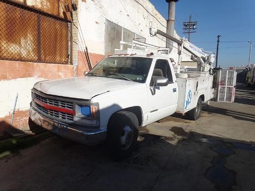1996 CHEVY UTILITY TRUCK W/ CRANE AND AIR COMPRESSOR - Los Angeles